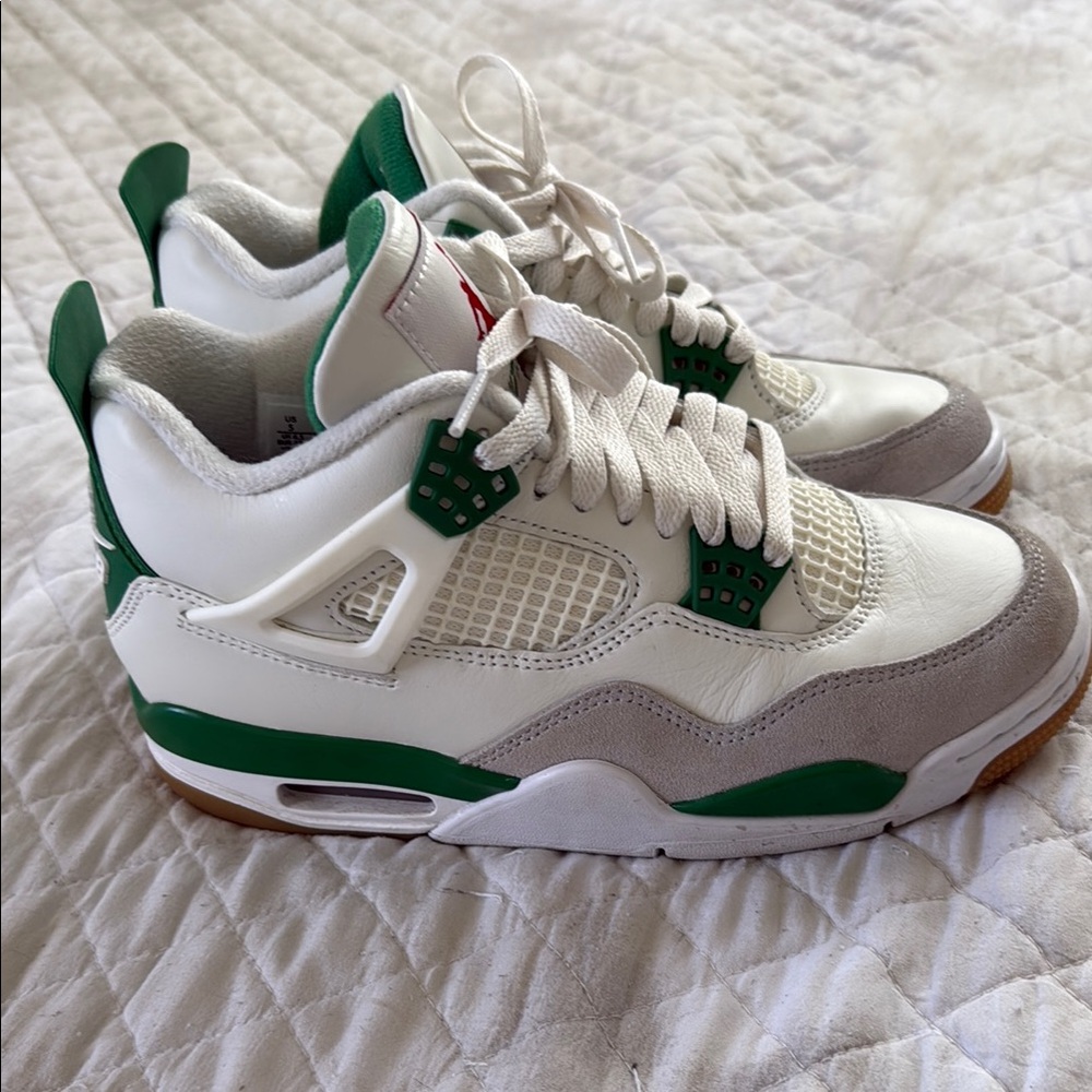 Jordan 4 Retro SB
Pine Green